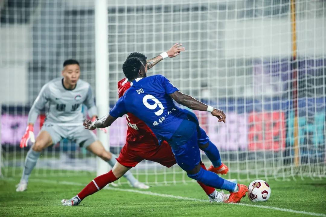 أليسون بكير يمرر لمحمد صلاح ليسجل هدفا تاريخيا لليفربول ضد مانشستر يونايتد