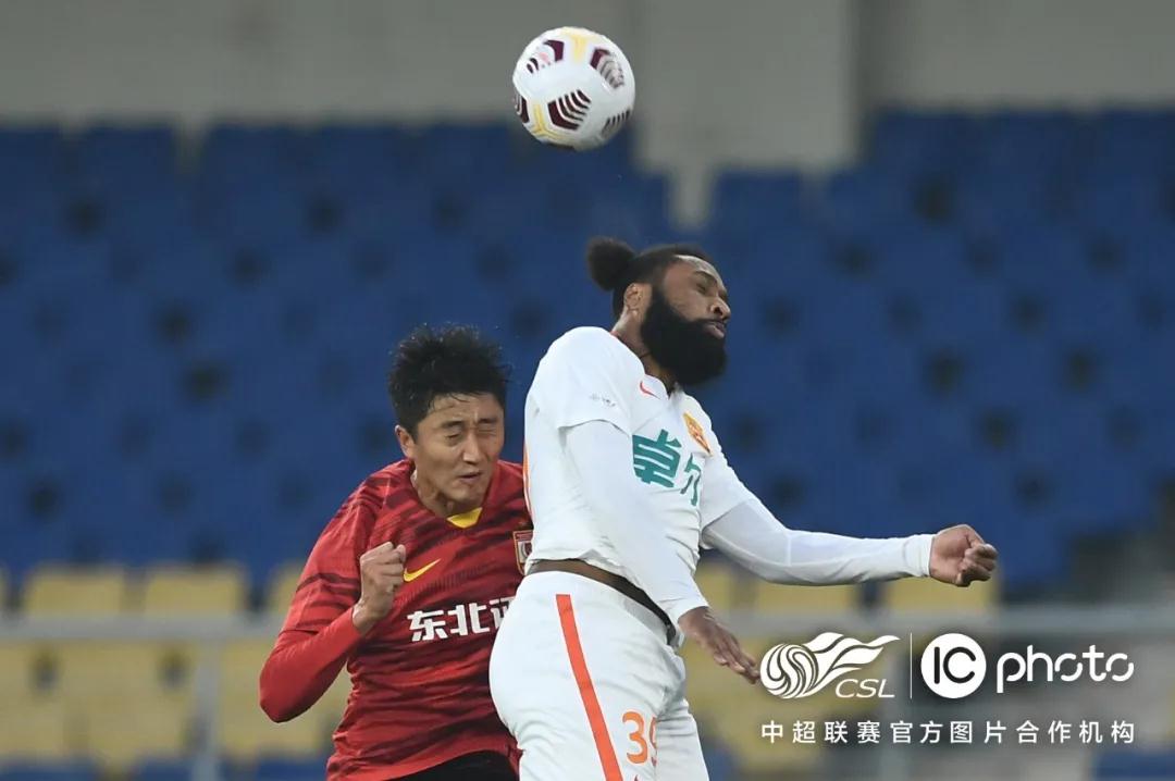 أسطورة التنس روجر فيدرر يعلن اعتزاله بعد كأس ليفر في لندن